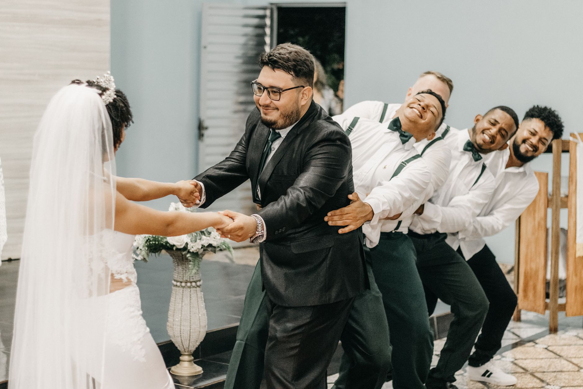 Best way to share wedding photos with guests